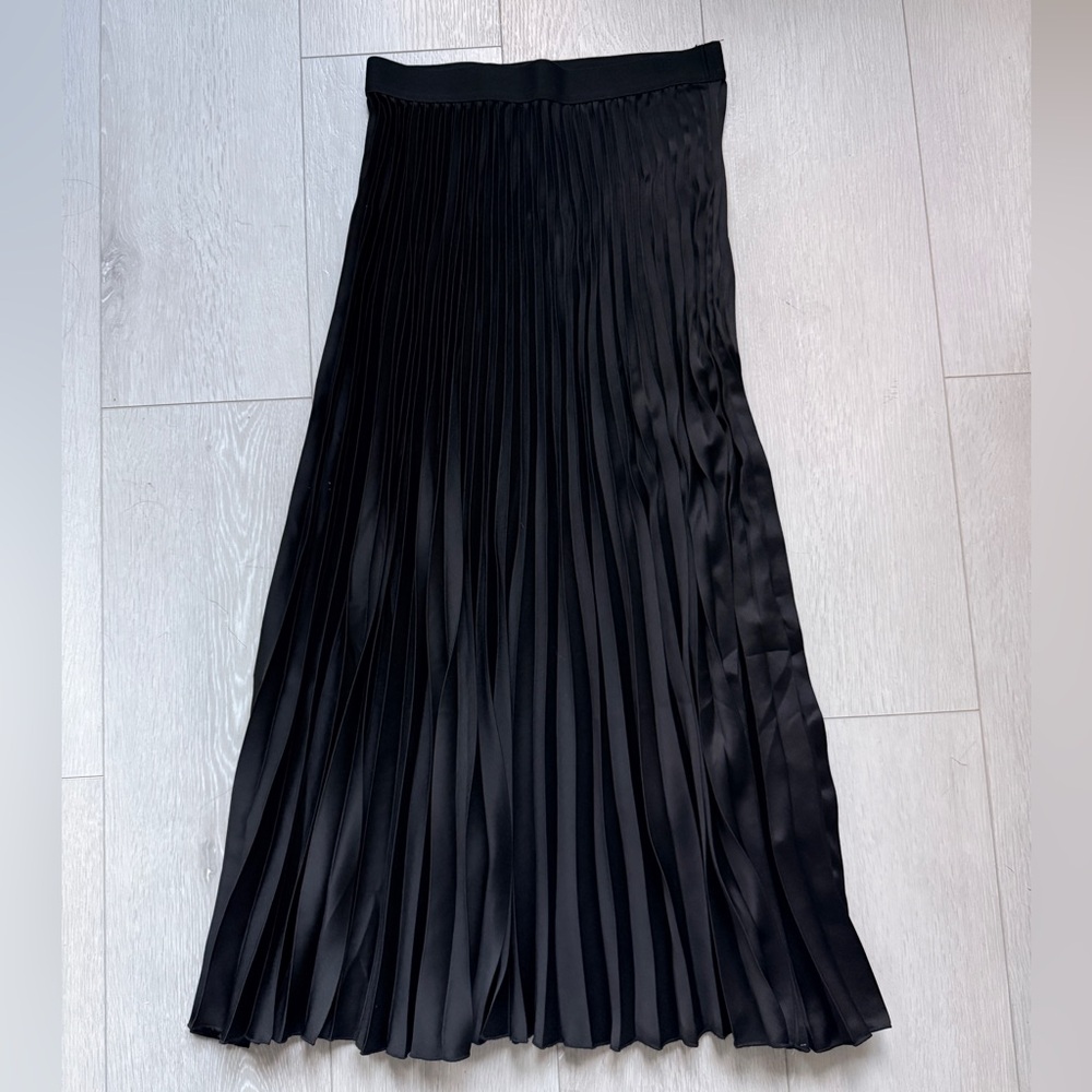 H&M black satin pleated midi skirt sz small